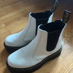 2976 Smooth Leather White Platform
Leather Chelsea Boots Dr. Martens docs